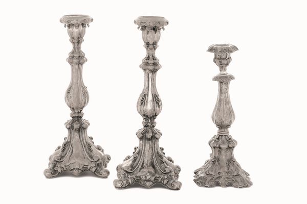 Tre candelieri. Argento fuso, sagomato e cesellato. Impero austro ungarico XIX-XX secolo  - Asta Argenti del XX secolo - Associazione Nazionale - Case d'Asta italiane