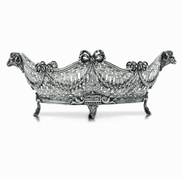 Cestino. Argento fuso, traforato e cesellato. Europa centrale XIX-XX secolo. Marchio di importazione austro ungarico in uso dal 1891 al 1901 e dell�argentiere viennese Schwarz & Steiner  - Asta Argenti del XX secolo - Associazione Nazionale - Case d'Asta italiane