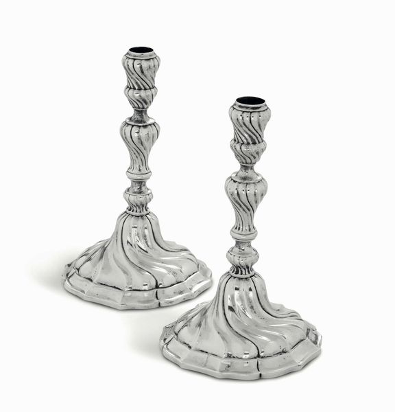 Coppia di candelieri in argento fuso, sbalzato e cesellato. Belgio, citt� di Liegi 1772  - Asta Argenti del XX secolo - Associazione Nazionale - Case d'Asta italiane
