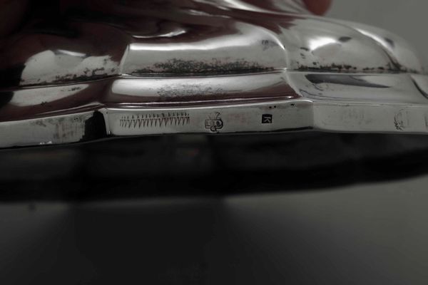 Coppia di candelieri in argento fuso, sbalzato e cesellato. Belgio, citt� di Liegi 1772  - Asta Argenti del XX secolo - Associazione Nazionale - Case d'Asta italiane