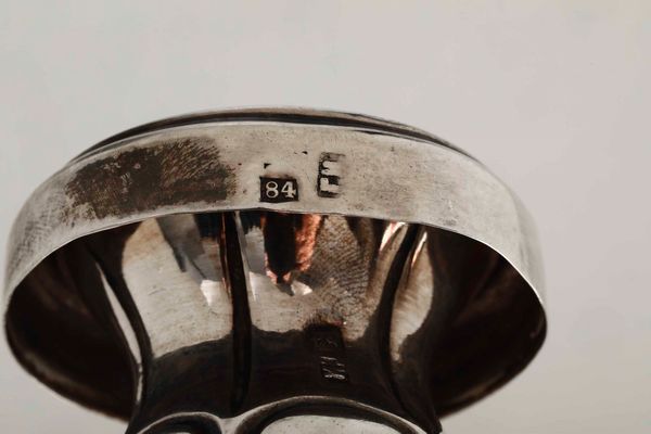 Coppia di candelieri. Argento fuso e sbalzato. Mosca 1876. Assaggiatore Viktor Savinkov, argentiere G. Kilinger (?)  - Asta Argenti del XX secolo - Associazione Nazionale - Case d'Asta italiane