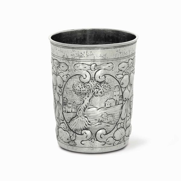 Bicchiere. Argento fuso, sbalzato e cesellato. Mosca XIX secolo, argentiere E.I (non identificato)  - Asta Argenti del XX secolo - Associazione Nazionale - Case d'Asta italiane