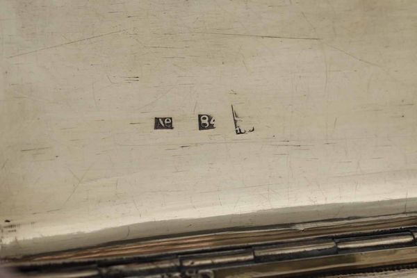 Tabacchiera. Argento sbalzato, cesellato e niellato. San Pietroburgo 186(?), assaggiato BC (non identificato)  - Asta Argenti del XX secolo - Associazione Nazionale - Case d'Asta italiane