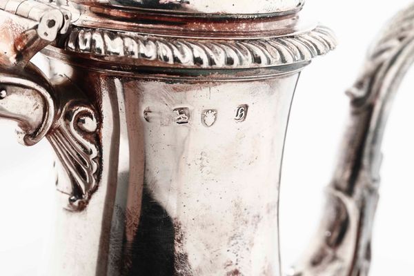 Caffettiera in argento sterling fuso, sbalzato e cesellato. Marchi della citt� di Londra per l'anno 1763 e dell'argentiere (Fuller White?)  - Asta Argenti del XX secolo - Associazione Nazionale - Case d'Asta italiane