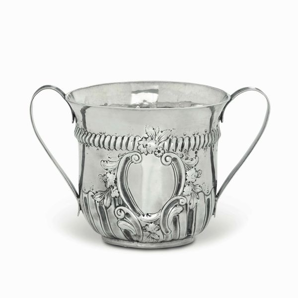 Tazza da porridge. Argento fuso, sbalzato e cesellato. Londra 1764, argentiere William Cripps  - Asta Argenti del XX secolo - Associazione Nazionale - Case d'Asta italiane