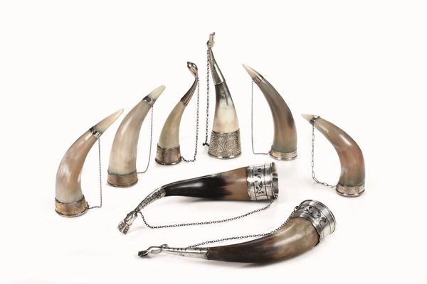 Insieme di otto corni potori Corno animale e finimenti in argento sagomato e cesellato  - Asta Argenti del XX secolo - Associazione Nazionale - Case d'Asta italiane