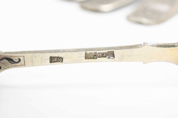 Servizio posate da dolce. Argento fuso, sagomato, dorato e niellato. Mosca 1872. Assaggiatore Viktor Savinkov. Argentiere non identificato  - Asta Argenti del XX secolo - Associazione Nazionale - Case d'Asta italiane