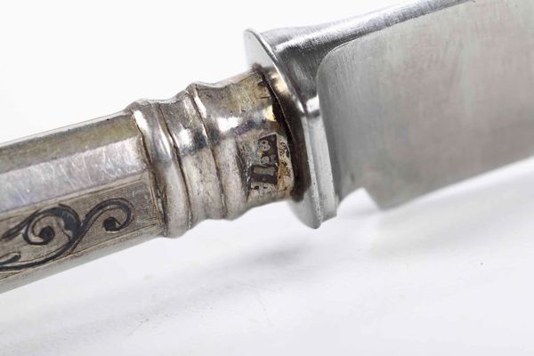 Servizio posate da dolce. Argento fuso, sagomato, dorato e niellato. Mosca 1872. Assaggiatore Viktor Savinkov. Argentiere non identificato  - Asta Argenti del XX secolo - Associazione Nazionale - Case d'Asta italiane