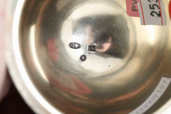 Scatola a forma di uovo. Argento fuso, cesellato, smalti policromi e granati cabochon. Marchio di titolo per la citt� di Mosca in uso dal 1908 al 1917  - Asta Argenti del XX secolo - Associazione Nazionale - Case d'Asta italiane