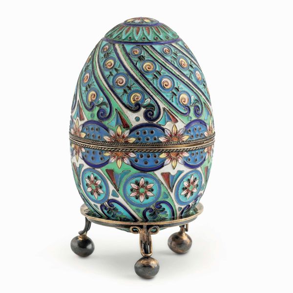 Scatola a forma di uovo. Argento con smalti colorati.Manifattura russa del XX secolo  - Asta Argenti del XX secolo - Associazione Nazionale - Case d'Asta italiane