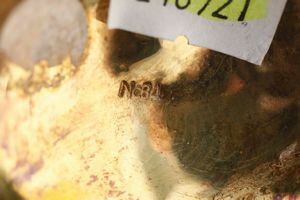 Spargi profumo con fusto a foggia vegetale. Argento e smalti colorati. Manifattura russa del XX secolo  - Asta Argenti del XX secolo - Associazione Nazionale - Case d'Asta italiane