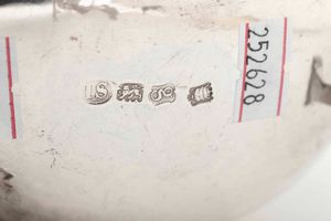 Salsiera. Argento fuso, sbalzato e cesellato. Londra 1742. Argentiere Joseph Sanders  - Asta Argenti del XX secolo - Associazione Nazionale - Case d'Asta italiane