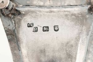 Vassoietto. Argento fuso, sbalzato e cesellato. Londra 1770. Argentiere John Carter II  - Asta Argenti del XX secolo - Associazione Nazionale - Case d'Asta italiane