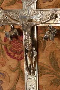 Crocifisso. Argento fuso e cesellato. Castoni con pietre colorate. Produzione coloniale sud americana (Per�?) del XVIII secolo  - Asta Argenti del XX secolo - Associazione Nazionale - Case d'Asta italiane