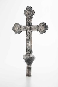 Importante croce processionale. Argento fuso, sbalzato e cesellato. Genova, marchio della Torretta per l'anno (1)779  - Asta Argenti del XX secolo - Associazione Nazionale - Case d'Asta italiane