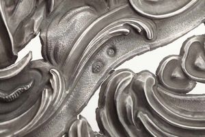 Acquasantiera con raffigurazione della Vergine Immacolata. Argento sbalzato, traforato e inciso. Genova XVIII secolo, marchio della �Torretta� con datario (consunto) e croce di San Marco con delfino  - Asta Argenti del XX secolo - Associazione Nazionale - Case d'Asta italiane