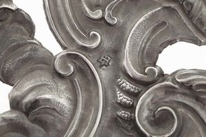 Acquasantiera con raffigurazione della Vergine Immacolata. Argento sbalzato, traforato e inciso. Genova XVIII secolo, marchio della �Torretta� con datario (consunto) e croce di San Marco con delfino  - Asta Argenti del XX secolo - Associazione Nazionale - Case d'Asta italiane
