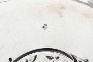 Vassoio. Argento fuso, sbalzato e cesellato. Marchi della citt� di Torino. Assaggiatore Giovanni Damonde (?) e dell�argentiere Santo con bandiera e iniziali MP (documentato ma non identificato). Torino XVIII secolo  - Asta Argenti del XX secolo - Associazione Nazionale - Case d'Asta italiane