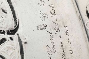 Vassoio. Argento fuso, sbalzato e cesellato. Marchi della citt� di Torino. Assaggiatore Giovanni Damonde (?) e dell�argentiere Santo con bandiera e iniziali MP (documentato ma non identificato). Torino XVIII secolo  - Asta Argenti del XX secolo - Associazione Nazionale - Case d'Asta italiane