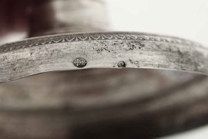 Coppia di candelieri. Argento fuso e sagomato. Genova XIX secolo. Marchi con croce mauriziana e delfino in uso dal 1824 al 1879  - Asta Argenti del XX secolo - Associazione Nazionale - Case d'Asta italiane