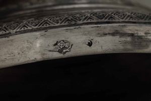 Coppia di candelieri. Argento fuso e sagomato. Genova XIX secolo. Marchi con croce mauriziana e delfino in uso dal 1824 al 1879  - Asta Argenti del XX secolo - Associazione Nazionale - Case d'Asta italiane