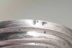 Coppia di candelieri. Argento fuso e sbalzato. Italia inizi XIX secolo. Genova (?) marchi di occupazione francese in uso dal 1803 al 1809  - Asta Argenti del XX secolo - Associazione Nazionale - Case d'Asta italiane