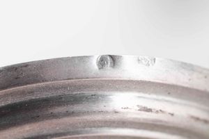 Coppia di candelieri. Argento fuso e sbalzato. Italia inizi XIX secolo. Genova (?) marchi di occupazione francese in uso dal 1803 al 1809  - Asta Argenti del XX secolo - Associazione Nazionale - Case d'Asta italiane