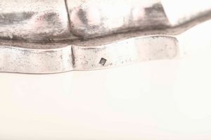 Coppia di alzate. Argento fuso, sbalzato e cesellato. Probabile manifattura veneta, seconda met� del XVIII secolo. Marchio dell'argentiere FV inframezzato da animale rampante (non identificato) e marchi di importazione francesi  - Asta Argenti del XX secolo - Associazione Nazionale - Case d'Asta italiane