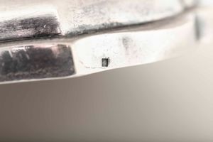 Coppia di alzate. Argento fuso, sbalzato e cesellato. Probabile manifattura veneta, seconda met� del XVIII secolo. Marchio dell'argentiere FV inframezzato da animale rampante (non identificato) e marchi di importazione francesi  - Asta Argenti del XX secolo - Associazione Nazionale - Case d'Asta italiane