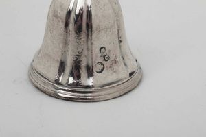 Campanello. Argento fuso, tornito e cesellato. Venezia XVIII secolo. Bollo dell'argentiere non identificato  - Asta Argenti del XX secolo - Associazione Nazionale - Case d'Asta italiane
