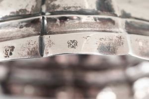 Coppia di candelieri. Argento fuso, sbalzato e cesellato. Reggio Emilia seconda met� del XVIII secolo. Marchio dell�argentiere FB (?) non identificato  - Asta Argenti del XX secolo - Associazione Nazionale - Case d'Asta italiane