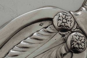 Palmatoria. Argento fuso, sbalzato e cesellato. Gran ducato di Toscana XIX secolo. Argentiere Giovanni Battista Guadagni  - Asta Argenti del XX secolo - Associazione Nazionale - Case d'Asta italiane