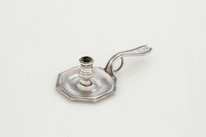 Bugia. Argento fuso, sbalzato e cesellato. Roma seconda met� del XVIII secolo. Marchio dell�argentiere consunto di difficile lettura  - Asta Argenti del XX secolo - Associazione Nazionale - Case d'Asta italiane