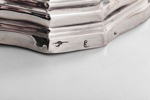 Coppia di doppieri Argento fuso, sbalzato e cesellato Roma 1795 - 1799 marchio dell�argentiere consunto di difficile lettura  - Asta Argenti del XX secolo - Associazione Nazionale - Case d'Asta italiane