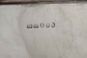 Vassoio. Argento sterling fuso, sagomato e cesellato. Bollo della citt di Londra per l'anno 1817 e dellargentiere John crouch  - Asta Argenti del XX secolo - Associazione Nazionale - Case d'Asta italiane