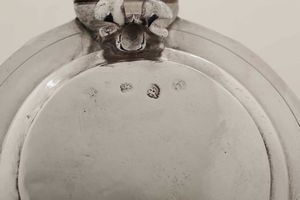 Tankard in argento  fuso, sbalzato e cesellato. Londra 1672, marchio dell'argentiere IG con stella (non identificato)  - Asta Argenti del XX secolo - Associazione Nazionale - Case d'Asta italiane