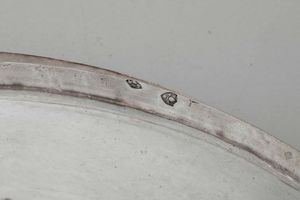 Quattrodici piatti. Argento fuso e sbalzato. Roma 1815-1872. Maestro argentiere Pietro Ossani (1837-1870) e Maestro argentiere Pietro Belli (1824-1828)  - Asta Argenti del XX secolo - Associazione Nazionale - Case d'Asta italiane