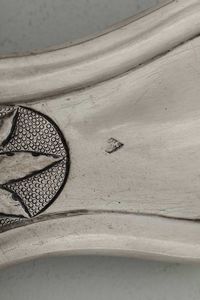 Palmatoria. Argento fuso, sbalzato e cesellato. Stato Pontificio (?) XIX secolo. Marchio dell�argentiere consunto di difficile lettura  - Asta Argenti del XX secolo - Associazione Nazionale - Case d'Asta italiane