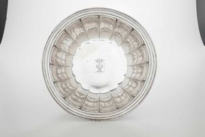 Bacile. Argento fuso, sbalzato e cesellato. Napoli met� XIX secolo. Marchio dell�argentiere FR (non identificato)  - Asta Argenti del XX secolo - Associazione Nazionale - Case d'Asta italiane