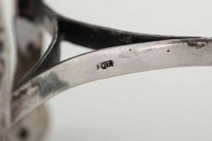 Zuccheriera. Argento fuso, sbalzato e cesellato. Argenteria italiana del XIX secolo. Marchio camerale e dell�argentiere non identificati  - Asta Argenti del XX secolo - Associazione Nazionale - Case d'Asta italiane