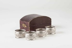 Quattro portatovaglioli. Argento sterling fuso, sbalzato e cesellato. Marchio della citt� di Birmingham per l'anno 1903. Argentiere William Davenport  - Asta Argenti del XX secolo - Associazione Nazionale - Case d'Asta italiane