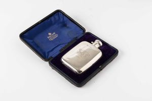 Fiaschetta da whisky. Argento sterling fuso, sbalzato e cesellato. Marchio della citt� di Birmingham per l'anno 1906, argentiere Mappin & Webb  - Asta Argenti del XX secolo - Associazione Nazionale - Case d'Asta italiane