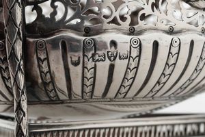 Centrotavola. Argento fuso, sagomato e cesellato. Bollo della citt� di Chester per l�anno 1909 e dell�argentiere (non identificato)  - Asta Argenti del XX secolo - Associazione Nazionale - Case d'Asta italiane