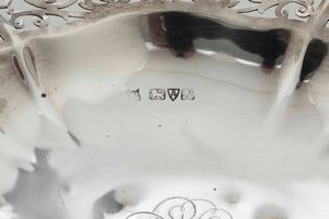 Alzata. Argento fuso, sbalzato, traforato e cesellato. Chester 1912. Marchio dell�argentiere non identificato  - Asta Argenti del XX secolo - Associazione Nazionale - Case d'Asta italiane