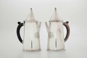 Coppia di teiere. Argento fuso, sagomato e cesellato. Manici in legno. Argenteria inglese del XX secolo. Marchi della citt� di Birmingham per l'anno 1915 e dell'argentiere  - Asta Argenti del XX secolo - Associazione Nazionale - Case d'Asta italiane