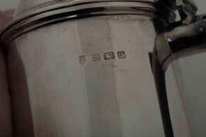 Coppia di teiere. Argento fuso, sagomato e cesellato. Manici in legno. Argenteria inglese del XX secolo. Marchi della citt� di Birmingham per l'anno 1915 e dell'argentiere  - Asta Argenti del XX secolo - Associazione Nazionale - Case d'Asta italiane