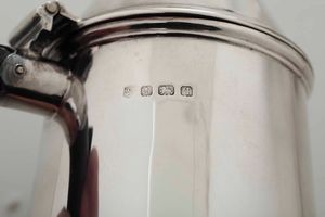 Coppia di teiere. Argento fuso, sagomato e cesellato. Manici in legno. Argenteria inglese del XX secolo. Marchi della citt� di Birmingham per l'anno 1915 e dell'argentiere  - Asta Argenti del XX secolo - Associazione Nazionale - Case d'Asta italiane