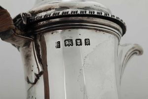 Caffettiera. Argento fuso, sbalzato e cesellato. Marchi della citt� di Londra per l'anno 1922 e dell'argentiere (non identificato)  - Asta Argenti del XX secolo - Associazione Nazionale - Case d'Asta italiane