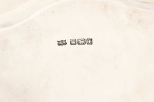 Salver. Argento fuso, sbalzato e cesellato. Marchio della citt� di Sheffield per l�anno 1915. Argentiere Mappin & webb  - Asta Argenti del XX secolo - Associazione Nazionale - Case d'Asta italiane