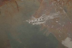 Salver. Argento fuso, sbalzato e cesellato. Birmingham inizio XX secolo. Argentiere Elkington & C.  - Asta Argenti del XX secolo - Associazione Nazionale - Case d'Asta italiane